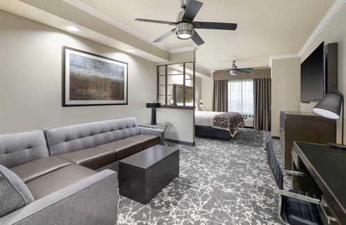 Denton Hotel | Best Western Premier Crown Chase Inn & Suites