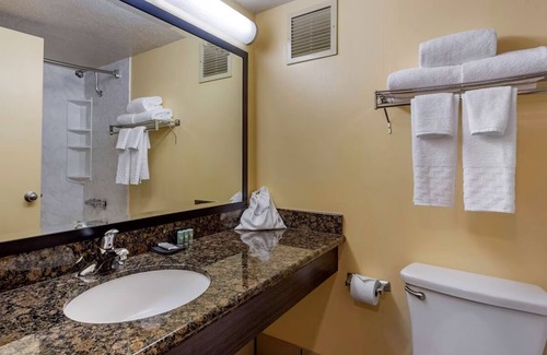 Western Honolulu Hotel | Best Western The Plaza | Deluxe Room with King Bed | Free Breakfast and Shuttle