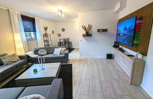 Wildeshausen Apartment | BesTime - 5 Schlafzimmer, Wohnzimmer, Küche, Waschtrockner, Terrasse, Smart-TVs, Netflix, Tischfußball