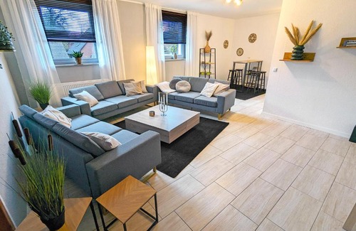Wildeshausen Apartment | BesTime - 5 Schlafzimmer, Wohnzimmer, Küche, Waschtrockner, Terrasse, Smart-TVs, Netflix, Tischfußball