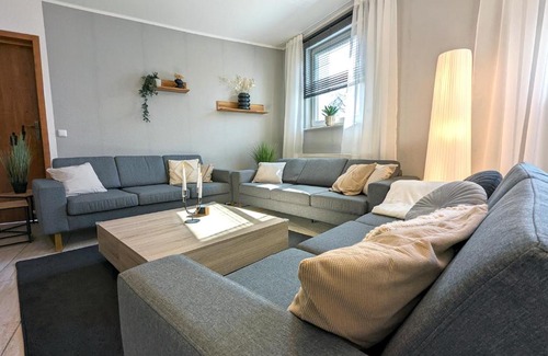 Wildeshausen Apartment | BesTime - 5 Schlafzimmer, Wohnzimmer, Küche, Waschtrockner, Terrasse, Smart-TVs, Netflix, Tischfußball