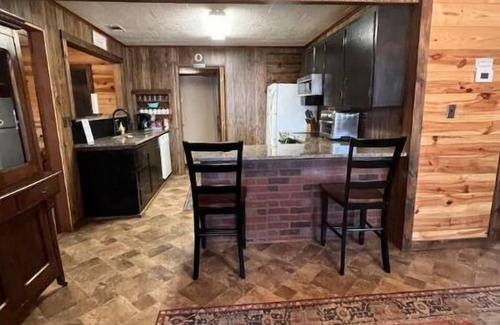 Negreet House | Beth Drive Bungalow with 1.5 acres to spread out. 3 Bed 3 Bath.