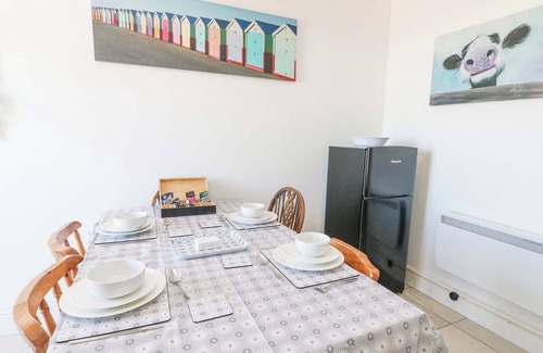 Holyhead Cottage | BETHAN APARTMENT, pet friendly, with pool in Trearddur Bay