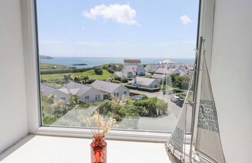 Holyhead Cottage | BETHAN APARTMENT, pet friendly, with pool in Trearddur Bay