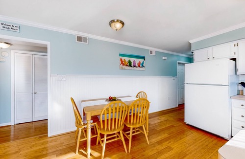 Frankford Condo | Bethany Meadows condo with new owners, pool & tennis court - close to everything