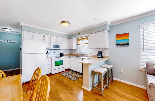 Frankford Condo | Bethany Meadows condo with new owners, pool & tennis court - close to everything