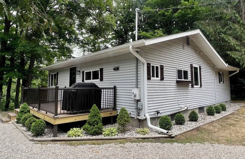 Thompsonville Cabin | Betsie River Cabin - minutes from Crystal Mountain, Hot Tub, Canoe, Wi-Fi