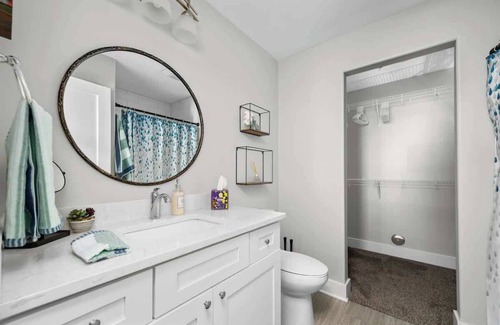 Bettendorf House | Bettendorf Gem: 2BR Condo w/King Bed & Garage