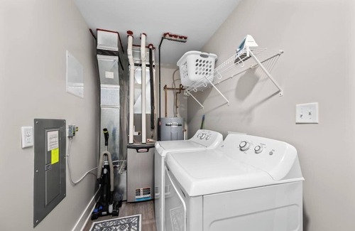 Bettendorf House | Bettendorf Gem: 2BR Condo w/King Bed & Garage
