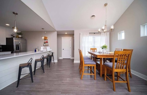 Bettendorf Apartment | Bettendorf Gem: 3BR Apartment w/King Suite & Office!