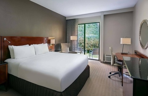 Executive Park Hotel | Better Choice for your Vacation! Parking, Pools! Near Charlotte Nature Museum
