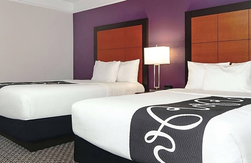 Guasti Hotel | Better Choice For Your Vacation! Comfortable Unit Awaits! Near Golden Oak Park