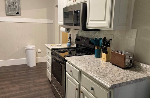 Hickory House | "Better Days" Inn/Comfortable 3br 1 Ba/Pet and Kid Friendly/Near Downtown
