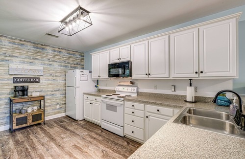 Huddleston Condo | 'Better Lake Than Never' Huddleston Condo