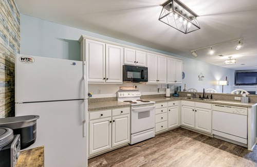 Huddleston Condo | 'Better Lake Than Never' Huddleston Condo