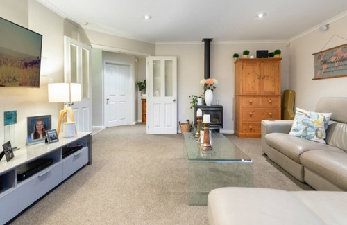 Papamoa Beach House | Better than a resort! Swimming pool, spa, pool-table. Walk to beach,shops,cafes.