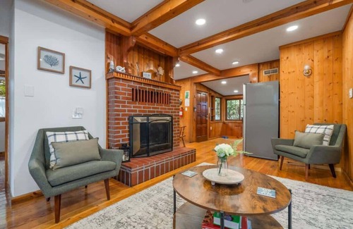 Arch Cape House | Betty's Place. Hot Tub-Sauna-1 Block from Ocean!