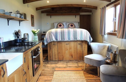 Lydney Cabin | Betty Shepherd's Hut - sleeps 2 guests in 1 bedroom