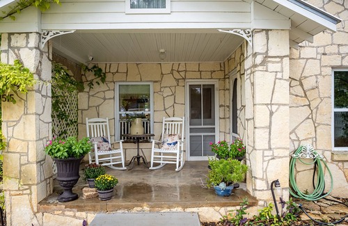 Dripping Springs House | BettyJo - Historic Downtown/Outdoor Oasis & Hot Tub