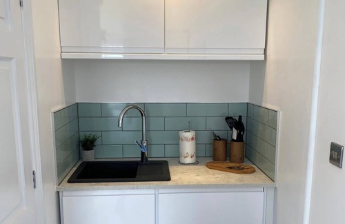 Newent Apartment | Betula Views Studio - Tiny Home in Rural Oxenhal, Newent, Forest of Dean