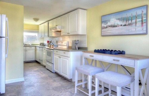 Easton's Point House | Between Beaches - Sleeps 8, walk to beach, minutes to Newport!