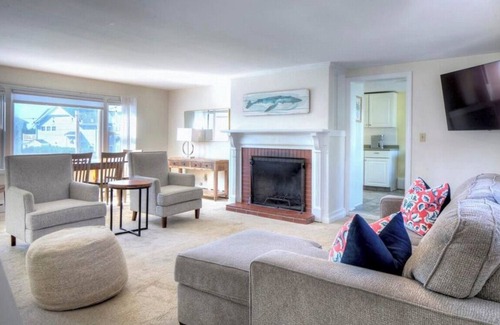 Easton's Point House | Between Beaches - Sleeps 8, walk to beach, minutes to Newport!