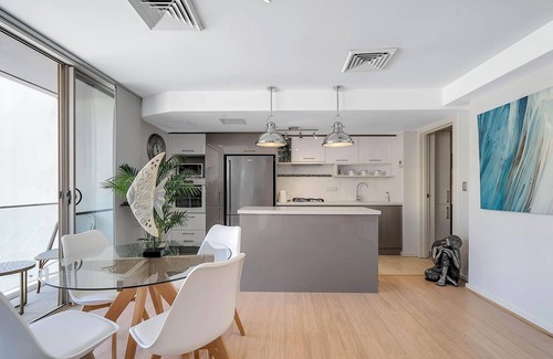 Manly Apartment | Between Harbour and Beach in the Heart of Manly with level access/lift