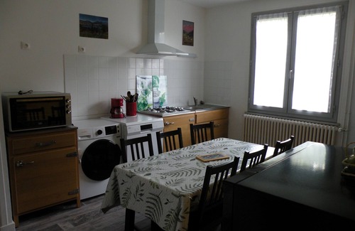 Orcival Apartment | Between Sancy and Volcans d'Auvergne. Orcival, Resources and Energy. 5 people.
