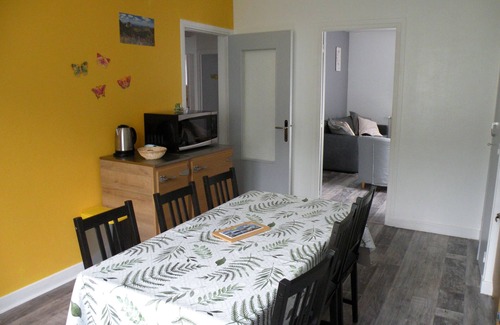 Orcival Apartment | Between Sancy and Volcans d'Auvergne. Orcival, Resources and Energy. 5 people.
