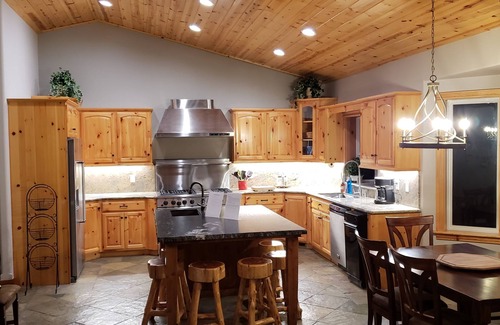 Pioneer Trail House | Between Sierra Ski Ranch and Heavenly You Pick