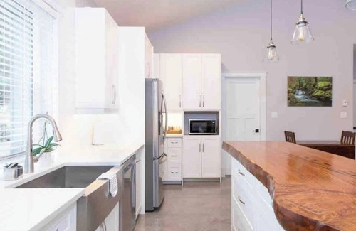 Regional District of Nanaimo House | “Between Two Lakes”. New 2 Bedroom Entire Home! (Sleeps 6).