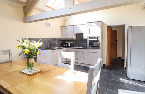 Llanuwchllyn Cottage | BEUDY BACH BARN, family friendly, with hot tub in Llanuwchllyn