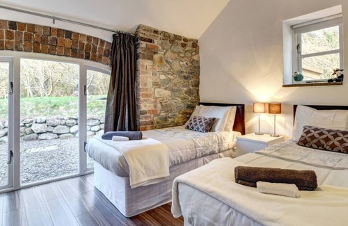 Brynrefail House | Beudy Menai in Caernarfon