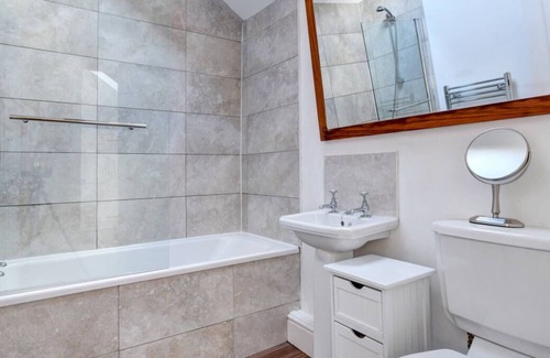 Brynrefail House | Beudy Menai in Caernarfon