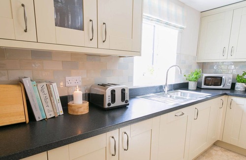 Holyhead Cottage | Beudy Penrhyn - an on the beach that sleeps 8 guests in 4 bedrooms