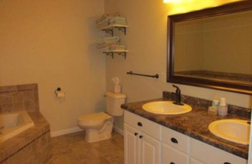 Beulah Apartment | Beulah Land Guest House w/King Bed & Jacuzzi Tub
