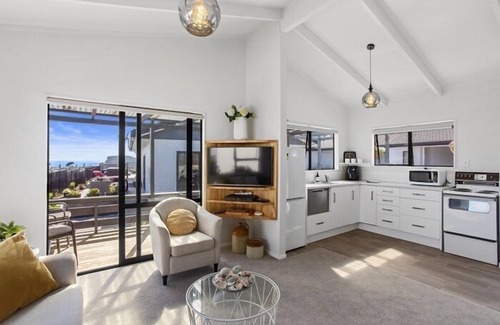 Whangamata House | Beverley Hills Cottage - in Whangamata