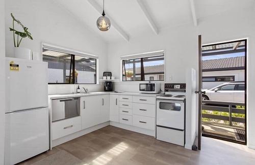 Whangamata House | Beverley Hills Cottage - in Whangamata