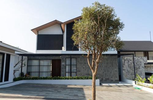 Bandung Villa | Beverly Hill Mountain City View Villa 8 bedrooms with a private heated swimming pool and a movie room