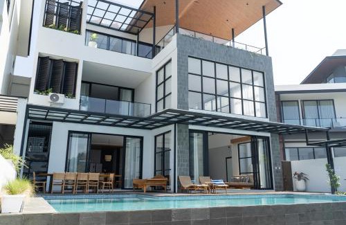 Bandung Villa | Beverly Hill Mountain City View Villa 8 bedrooms with a private heated swimming pool and a movie room
