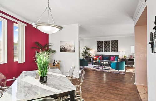 Beverly Grove Apartment | Beverly Hills Chic 2 bed 2bath with Patio and Parking 309