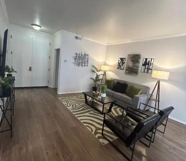 Beverly Grove Apartment | Beverly Hills City Vibe 1 br Apt w Parking 324