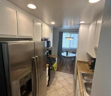 Beverly Grove Apartment | Beverly Hills City Vibe 1 br Apt w Parking 324