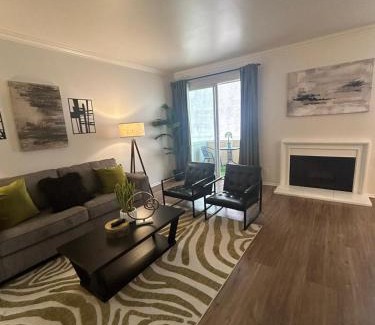 Beverly Grove Apartment | Beverly Hills City Vibe 1 br Apt w Parking 324