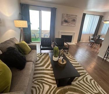 Beverly Grove Apartment | Beverly Hills City Vibe 1 br Apt w Parking 324