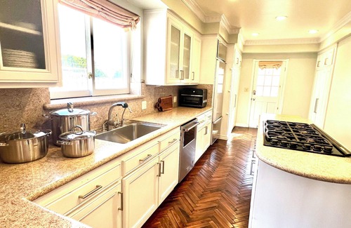 Pico - Robertson House | Beverly Hills Dream Home, Stunning Views! 5BR with Pool, Spa and Game Room!