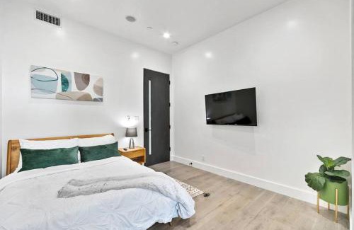 Beverly Grove Villa | Beverly Hills LUX Villa w. Pool, Rooftop & Parking