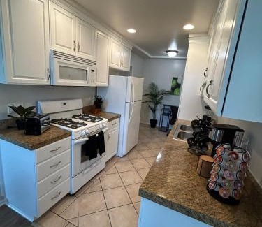 Beverly Grove Apartment | Beverly Hills Midle City 1 br Apt with Parking 202