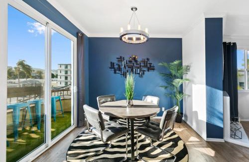 Beverly Grove Apartment | Beverly Hills Penthouse 2 BR Apt with Parking 407