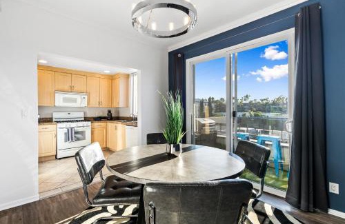 Beverly Grove Apartment | Beverly Hills Penthouse 2 BR Apt with Parking 407
